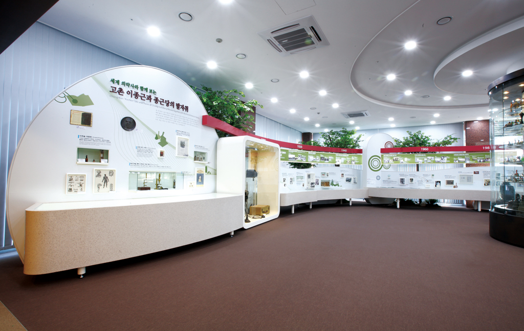 Pharmaceutical history & Chronicles of Kochon & Chronicles of Chong Kun Dang Here you will see an overview of Kochon’s life and Chong Kun Dang’s progress through the years in parallel with domestic and worldwide developments and circumstances related to pharmaceuticals.