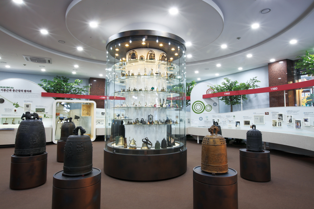 The Bells of the World and the Donation Tree Here you can see the bells that Kochon lovingly collected from all around the world, symbolizing for him his heartfelt desire to contribute to the good health of the Korean people, and at the Donation Tree you can participate in Kochon’s efforts to help others.