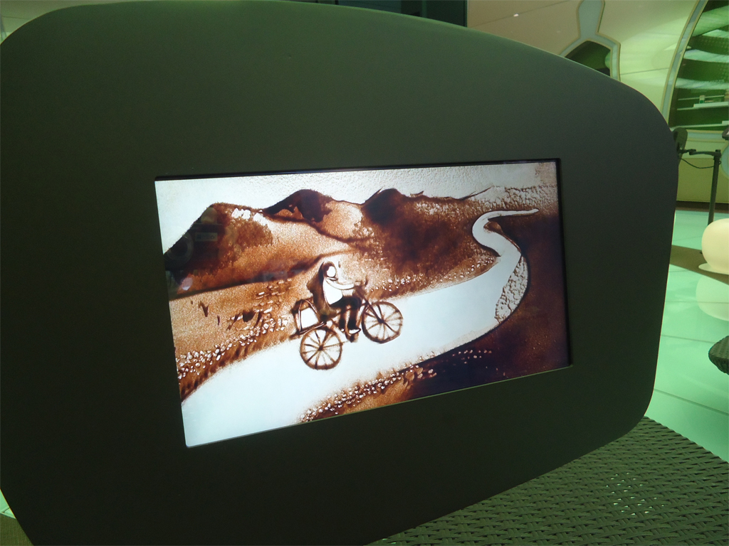 You can appreciate the life of Kochon in three images with picture, animation and sand animation.